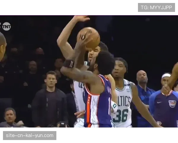 康宁汉姆背部痉挛提前退赛,活塞唯一持球核心健康存隐忧 康宁汉姆背部痉挛提前退赛,活塞唯一持球核心健康存隐忧